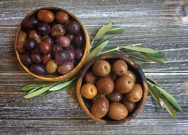 Quả ô liu: Loại quả này làm giảm tiết nước bọt trong miệng, khiến bạn ít có khả năng bị buồn nôn hoặc nôn mửa. Ăn vài quả ô liu trước khi khởi hành hoặc mang theo vài quả khi di chuyển. Ảnh: Oplatium.