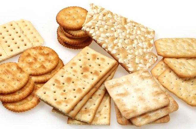 Bánh quy khô: Một vài miếng bánh quy có thể làm giảm cơn khó chịu ở dạ dày và ngăn ngừa tình trạng nôn mửa khi say xe. Ăn 2-3 miếng bánh quy nếu bạn cảm thấy buồn nôn và tiếp tục ăn chúng từ từ cho đến khi các triệu chứng giảm bớt. Ngoài ra, bạn nên ăn loại bánh quy làm từ ngũ cốc nguyên hạt vì chúng làm giảm lượng nước bọt trong miệng, ngăn buồn nôn. Tránh bánh quy có hương vị, đặc biệt chứa gia vị, hành tây hoặc tỏi vì chúng làm các triệu chứng say xe tồi tệ hơn. Ảnh: Canvanna.