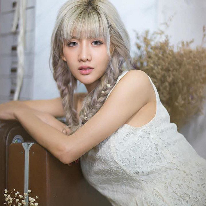 Cũng chính việc được cư dân mạng để mắt tới, đã giúp hot girl ngực khủng này trở nên nổi tiếng và nhận được nhiều lời mời hợp tác chụp ảnh mẫu.