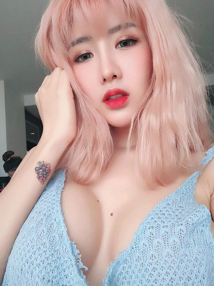 Khi ngắm nhìn thân hình của Lookgade Chadaporn, nhiều người nhận xét rằng, cô nàng xinh đẹp người Thái Lan này sở hữu vẻ đẹp rất Tây.