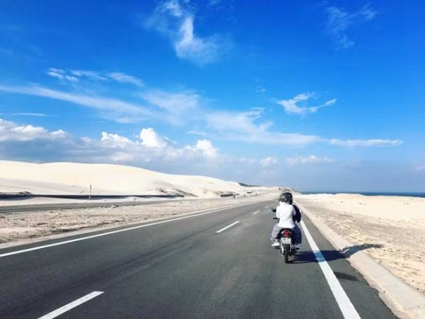 Cũng chính bởi vẻ đẹp hút hồn và rất Tây mà cung đường ven biển Bàu Trắng – Phan Rí Cửa đã nhanh chóng trở thành địa điểm check-in của dân phượt.