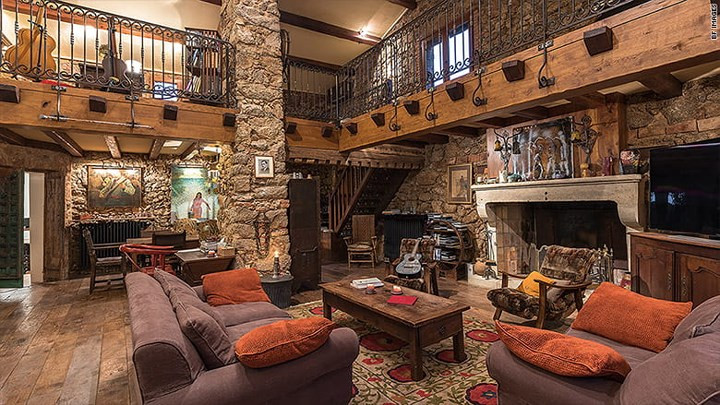 Nơi thư giãn nghệ thuật với âm nhạc và đồ uống của tài tử Johnny Depp cũng khiến người khác phải trầm trồ khen ngợi.