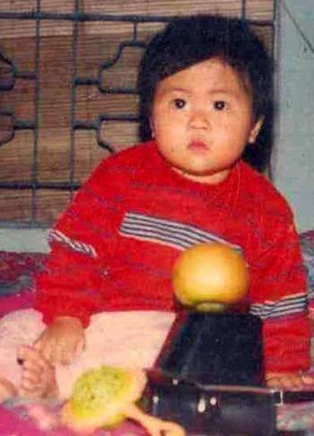 Đi kèm với những hình ảnh thời bé, người đẹp Ngọc Hân dí dỏm chia sẻ: "Đọc nhật ký của mẹ mới hiểu vì sao mình cứ béo tốt "bền vững" như vậy".