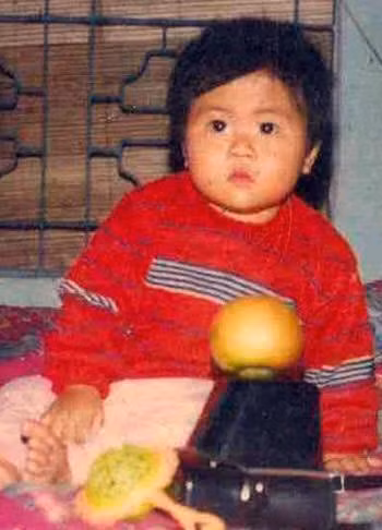 Đi kèm với những hình ảnh thời bé, người đẹp Ngọc Hân dí dỏm chia sẻ: "Đọc nhật ký của mẹ mới hiểu vì sao mình cứ béo tốt "bền vững" như vậy".