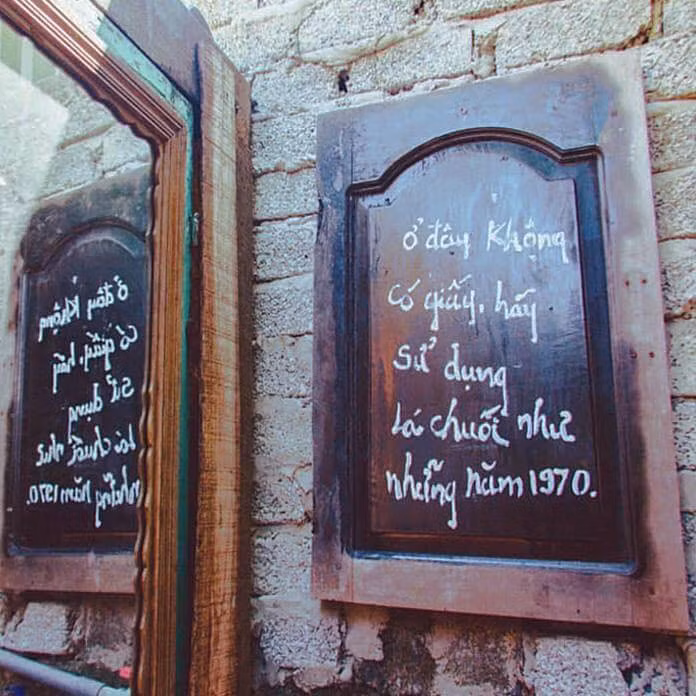 Để bảo vệ môi trường, một quán cafe đã hướng người dùng khi đi vệ sinh sử dụng lá chuối tay vì giấy.