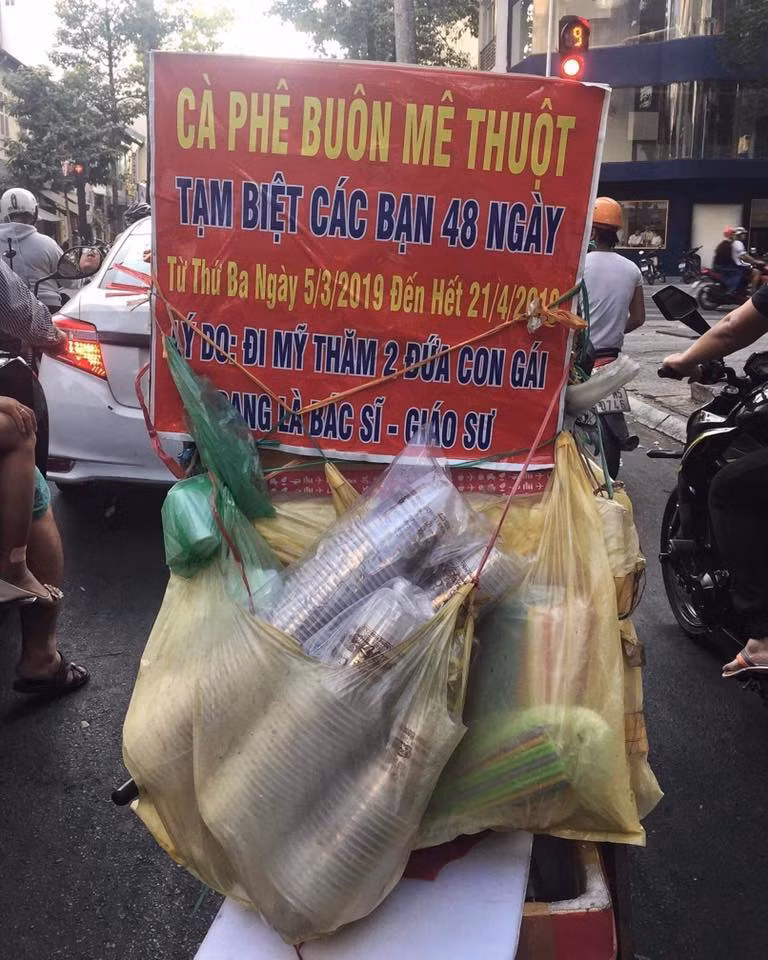 Chỉ vì đi Mỹ thăm con gái là bác sĩ - giáo sư nên quán cafe dạo ở Sài Gòn đã xin phép khách nghỉ 48 ngày.