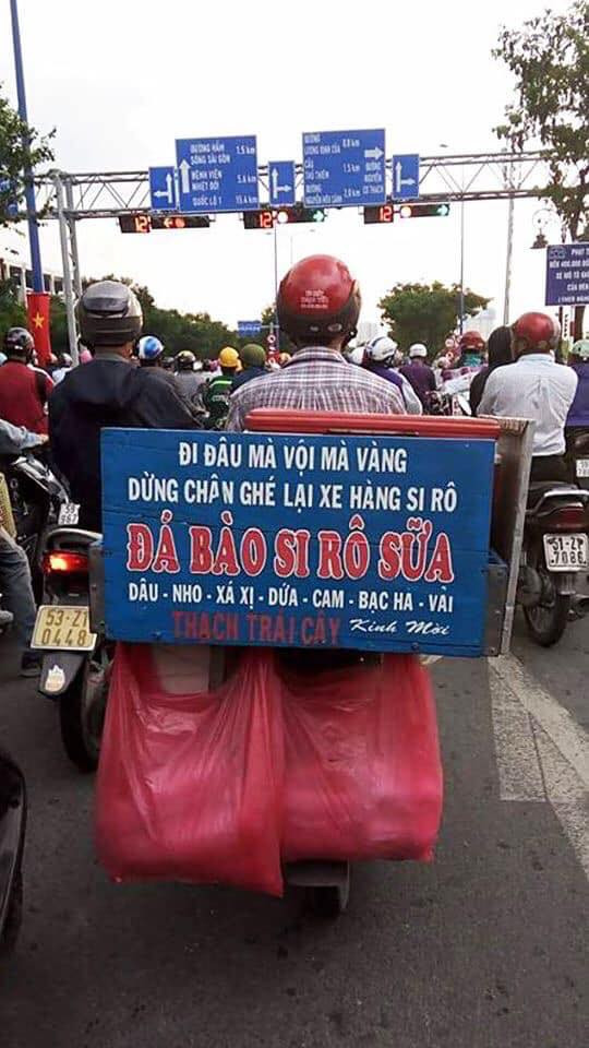 Chỉ đơn thuần là 1 câu quảng cáo nhưng người bán siro đá bào đã vận dụng cả ca dao vào trong tấm biển hiệu của mình.