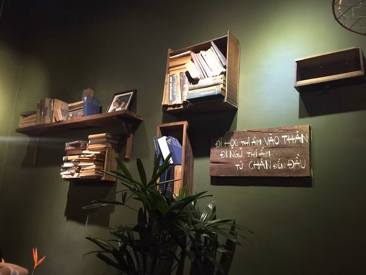 Đi học thì ấm vào thân nhưng đi ngủ thì ấm cả từ chân đến đầu, câu slogan cực đời thực và tạo điểm nhấn cho quán cafe.