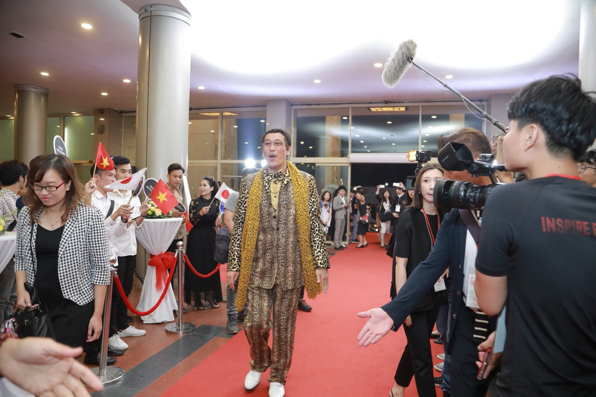 Dan mang phat sot voi chu nhan hit “but-tao-dua-but” xuat hien tai HN