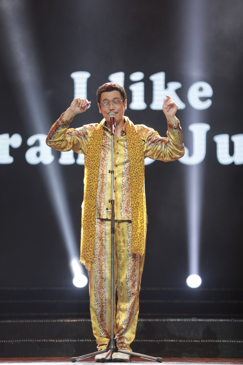 Đến Việt Nam lần này, Piko Taro vẫn mang đến hit "bút táo dứa bút" khiến cả khán phòng vui động không chỉ bằng giai điệu, lời bài hát mà còn bằng những biểu cảm cực hài của mình.