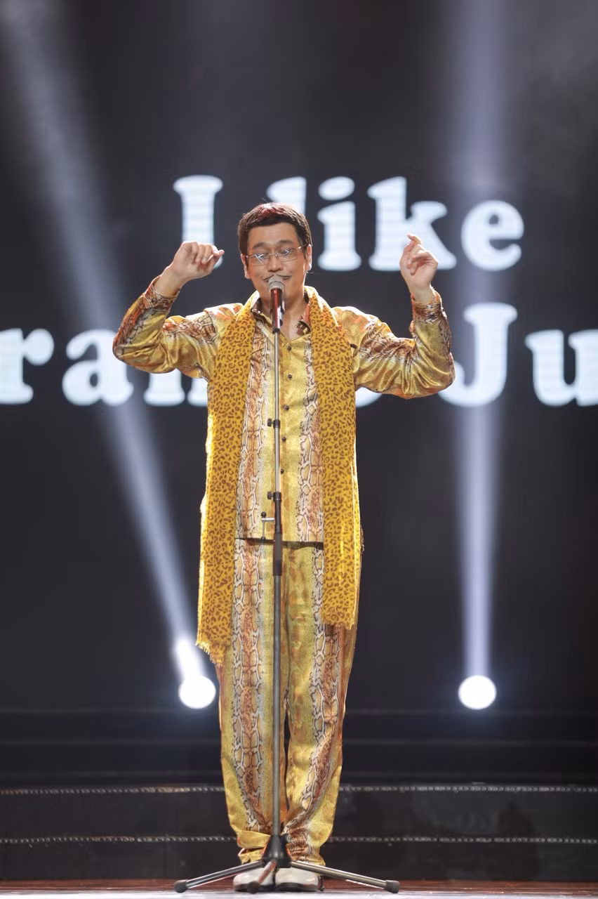 Đến Việt Nam lần này, Piko Taro vẫn mang đến hit "bút táo dứa bút" khiến cả khán phòng vui động không chỉ bằng giai điệu, lời bài hát mà còn bằng những biểu cảm cực hài của mình.