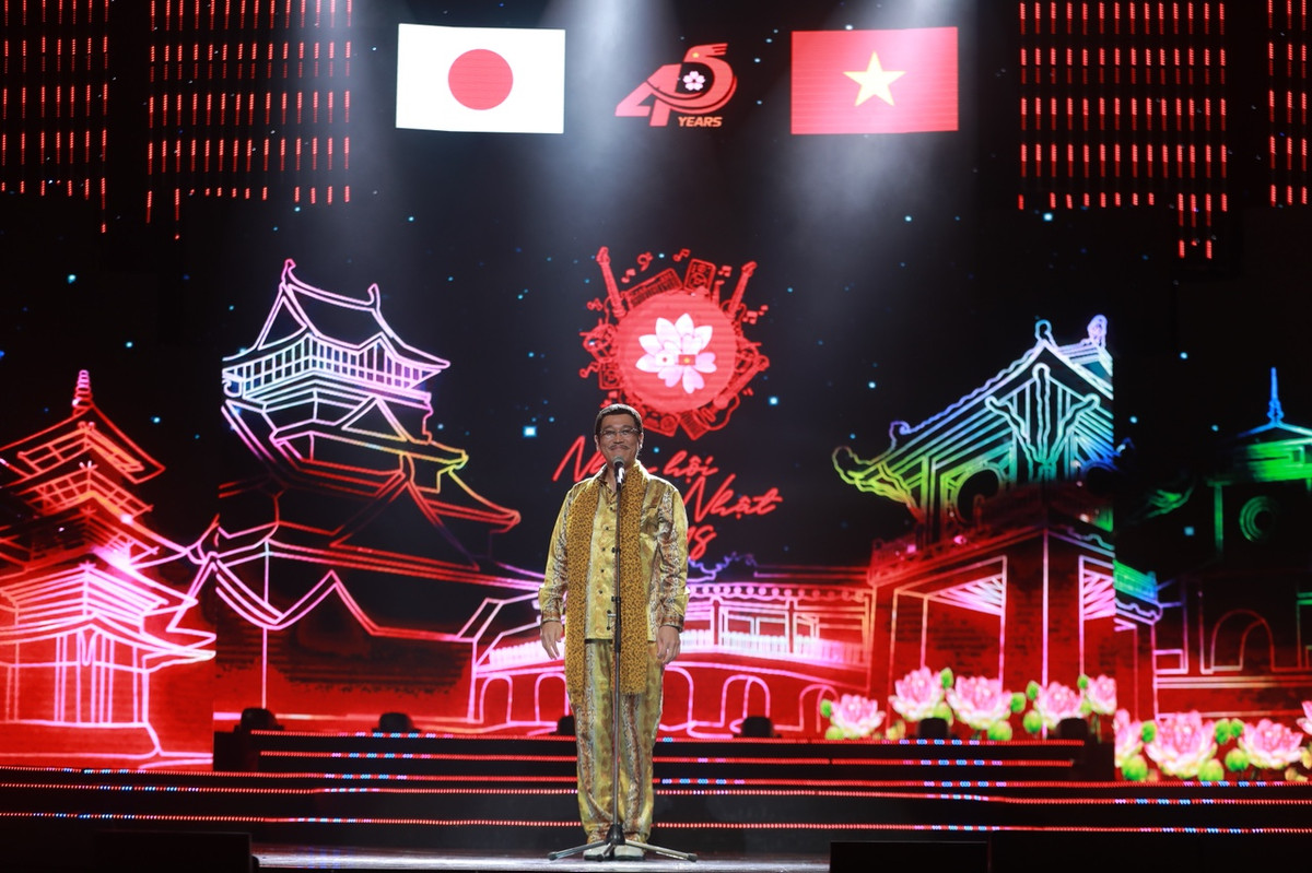 Trong nhạc hội Việt - Nhật vừa diễn ra, không chỉ có Piko Taro là cái tên được chú mà còn có nhiều nghệ sĩ nổi tiếng của cả hai nước. Đại diện phía Nhật Bản gồm có Godai Natsuko; ông Exile Atsushi; nhóm w-inds.