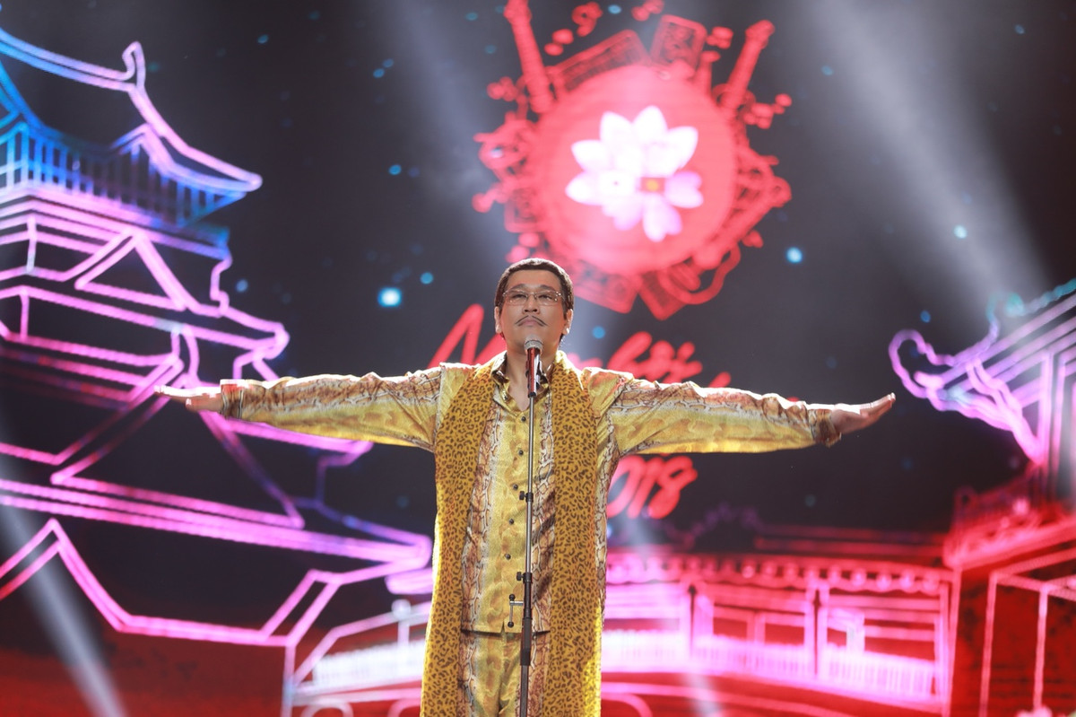 Thậm chí, nhiều người còn lẩm nhẩm hát theo những giai điệu của ca khúc từng gây bão mạng xã hội này do nghệ sĩ Piko Taro từng thể hiện.