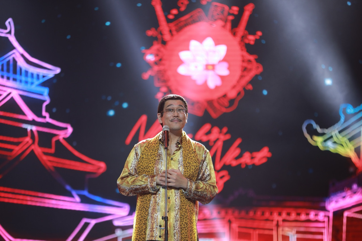 Vẫn trong bộ trang phục từng xuất hiện trong MV của mình, nghệ sĩ Piko Taro khiến khán giả nhận ra anh ngay lập tức và họ gọi anh bằng cái tên cực vui vẻ đó là anh "bút-táo-dứa-bút".