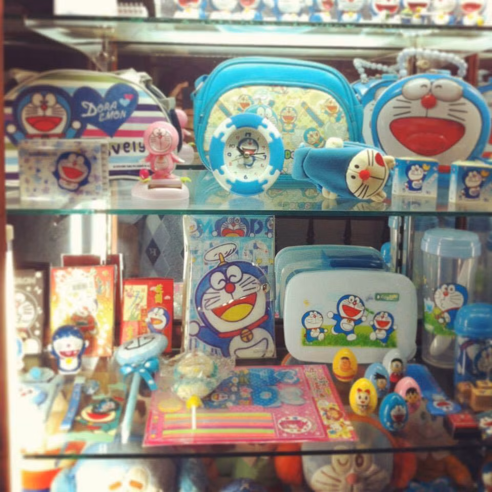 Để có tiền sưu tầm Doraemon, Hưng Anh đã phải đi dạy dần kiếm thêm và dần dần xây dựng được "gia tài" được nhiều người đánh giá là khá khủng khiếp này.