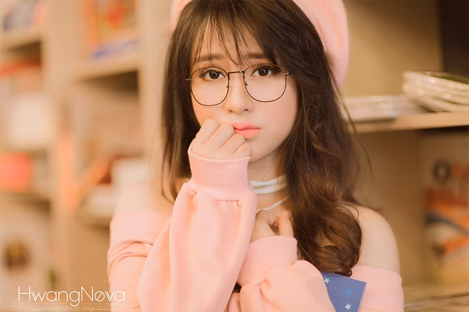 Đôi mắt được ví như cửa sổ của tâm hồn, đôi khi nhiều cảm xúc không thể diễn tả bằng lời thì ánh mắt sẽ sẽ làm thay được công việc này. Xem những bức ảnh của hot girl Sài thành Nguyễn Ngọc Bảo My, nhiều bạn trẻ, dân mạng tin rằng, đôi mắt của cô gái trẻ này có thể nói lên biết bao điều, đượm buồn nhưng vẫn chứa đầy cảm xúc và sức quyến rũ với những người đối diện. Ảnh trong bài: Facebook nhân vật.