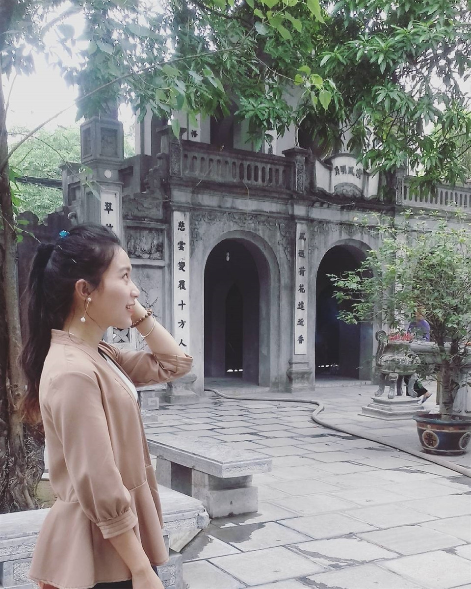 Đã từ rất lâu rồi chùa Hà đã trở thành ngôi chùa cầu duyên linh thiêng có tiếng ở miền Bắc, không cứ ngày Tết, mà bất kể khi nào, nhất là vào ngày Rằm, ngày mồng 1, nếu có dịp ghé thăm chùa Hà chắc chắn bạn sẽ không khỏi ngạc nhiên khi có rất đông các bạn trẻ đến đây để dâng hương và xem quẻ cầu duyên.