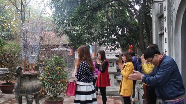 Nhắc đến cầu duyên ở Hà Nội, người ta sẽ nghĩ ngay đến chùa Hà. Từ lâu, chùa Hà đã là một điểm đến của các bạn trẻ gặp nhiều trắc trở trong đường tình duyên. Người đang yêu mong tình yêu đẹp mãi, hạnh phúc mãi; kẻ cô đơn mong sớm tìm được một nửa còn lại.