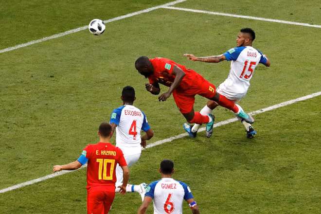 Trong suốt phần lớn thời gian thi đấu, tiền đạo Lukaku bên phía ĐT Bỉ bị khóa chặt và dường như "tàng hình" trên hàng công. Phải đến phút 69, xuất phát từ pha tấn công bên cánh trái, De Bruyne nhận bóng rồi thực hiện cú vảy má ngoài chân trái điệu nghệ để cầu thủ đang thi đấu cho MU đánh đầu cận thành trong tư thế không bị ai kèm và nâng tỷ số lên 2-0 cho Bỉ.