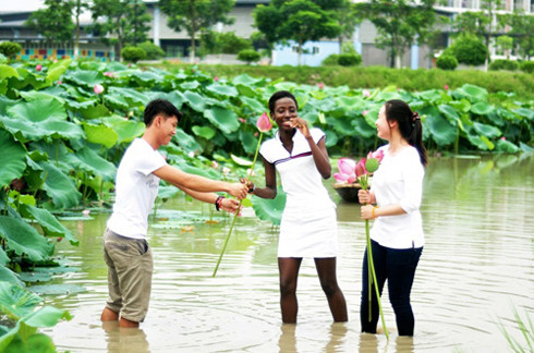 Là một trong số ít trường có hồ sen rộng hơn 2 ha, ĐH FPT đã trang bị thêm một chiếc thuyền nan để sinh viên, cán bộ nhà trường có thể thỏa sức vui chơi, thư giãn.