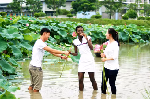 Là một trong số ít trường có hồ sen rộng hơn 2 ha, ĐH FPT đã trang bị thêm một chiếc thuyền nan để sinh viên, cán bộ nhà trường có thể thỏa sức vui chơi, thư giãn.