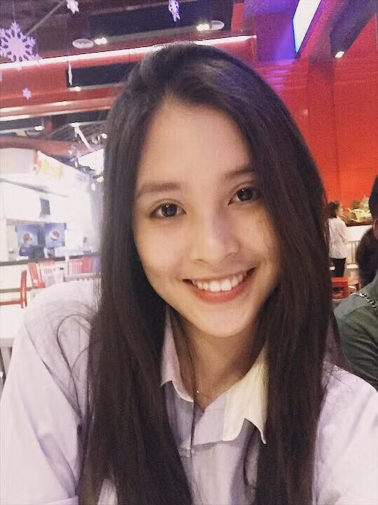 Trần Tiểu Vy – từng là nữ sinh trường THPT Vạn Hạnh, hiện cô gái người Quảng Nam này đang là sinh viên năm nhất ngành Quản trị Kinh doanh thuộc Chương trình liên kết Quốc tế giữa ĐH Sunderland (Anh) và Đại học Sư Phạm Kỹ Thuật TPHCM.