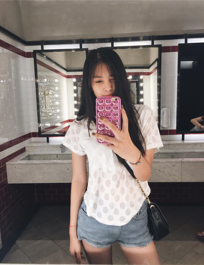 Tiểu Vy cũng là 1 trong rất ít người đi thi hoa hậu mà vẫn tự tin để ảnh mặt mộc trên trang cá nhân
