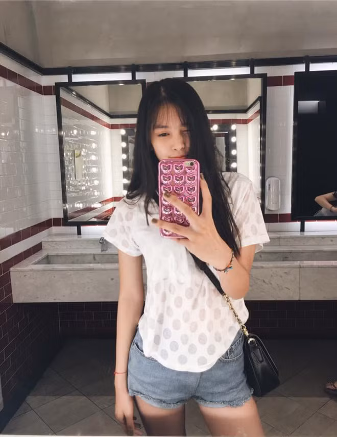 Tiểu Vy cũng là 1 trong rất ít người đi thi hoa hậu mà vẫn tự tin để ảnh mặt mộc trên trang cá nhân