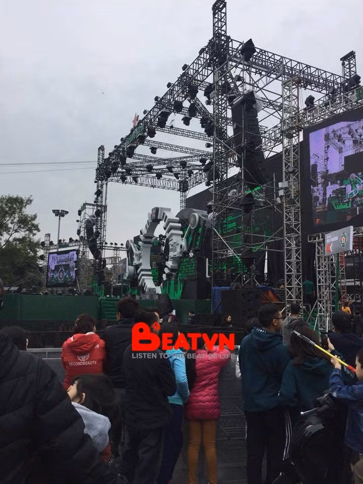 Rất nhiều bạn đã chờ sớm để không bị mất chỗ và chọn được chỗ đẹp nhất cho mình và bạn bè.