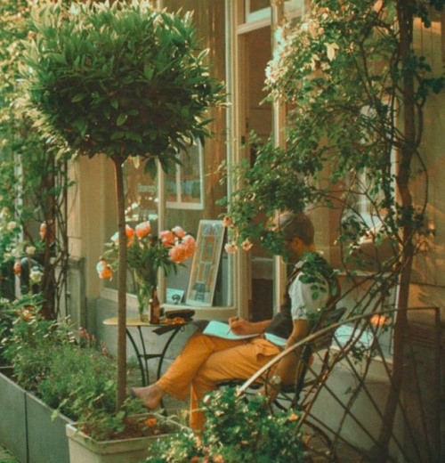 "Chẳng biết đâu là đầu là đuôi, chẳng biết mình đi đâu và làm gì ở đây nữa. Chỉ biết toàn bộ chuyến đi này được gọi tên là Tuổi trẻ". Đó là những gì chàng nhiếp ảnh gia trẻ tuổi miêu tả về chuyến đi và đặt tên cho tác phẩm của mình.