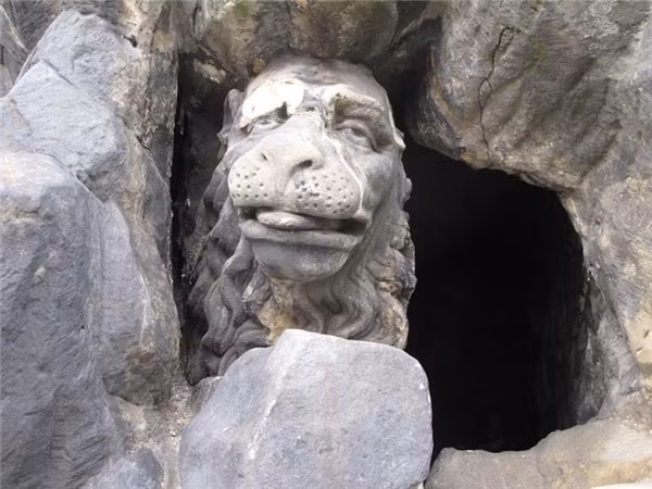 Chỉ vì bàn tay nghệ nhân tạc khi đang khát nước mà đôi mắt của chú sư tử trở nên khá đờ đẫn.