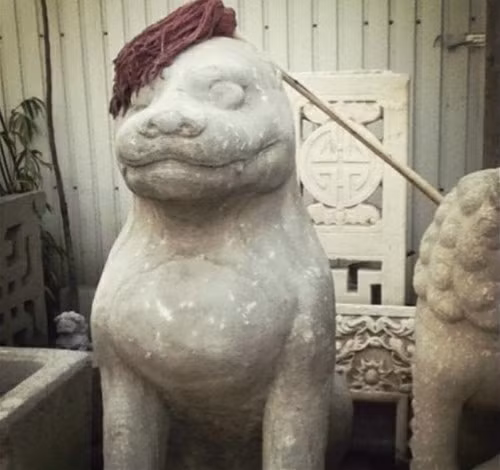 Mang danh là sư tử đá nhưng hình hài của bức tượng này là chó đá.