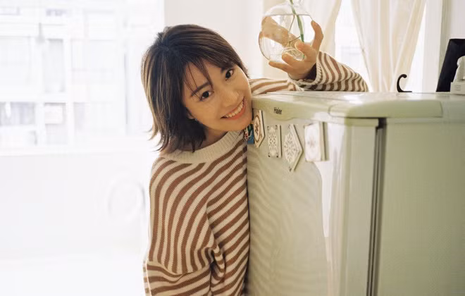 Vốn sở hữu một gương mặt xinh xắn, sống mũi cao thẳng, đôi mắt to tròn và nụ cười tươi rói, mái tóc ngắn còn giúp Hiểu Nhiễm thêm phần cá tính và dễ thương.