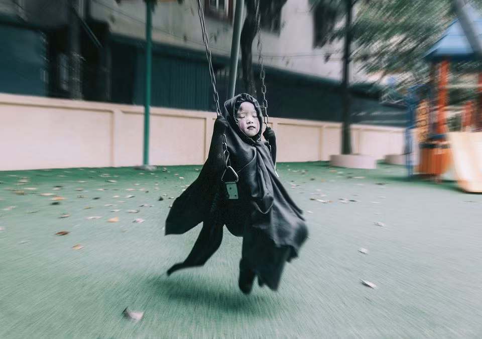 Không chỉ có một màn hóa trang xuất sắc, cực giống phiên bản gốc, bộ hình “Vô diện” phiên bản nhí Việt còn tạo cho người xem như bị cuốn hút bởi lối biểu cảm và diễn xuất của cô "nhóc" Thùy Linh.