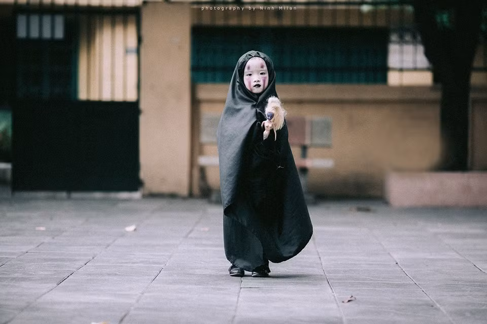 "Quỷ Vô diện” phiên bản Việt ấn tượng không kém bản Đài Loan Mới đây trên mạng xã hội, các cư dân mạng liên tục truyền tay nhau bộ ảnh cực chất mang tên "Vô diện" của anh chàng nhiếp ảnh gia tự do tên Ninh Milan. Trong bộ ảnh này, người xem được trải qua rất nhiều cung bậc cảm xúc từ cuốn hút, dễ thương đến kinh dị và huyền bí.