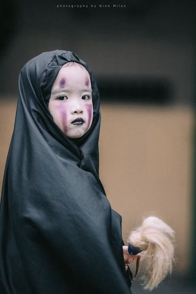 Nói thêm về cô cháu gái Thùy Linh của mình, anh chàng nhiếp ảnh gia tự do sinh năm 1991 này miêu tả rằng: "Linh rất hiền và nhút nhát, đặc biệt chụp ảnh không bao giờ cười nên tự nhiên mình nghĩ ngay đến việc chọn cháu làm nhân vật chính trong bộ ảnh của mình".