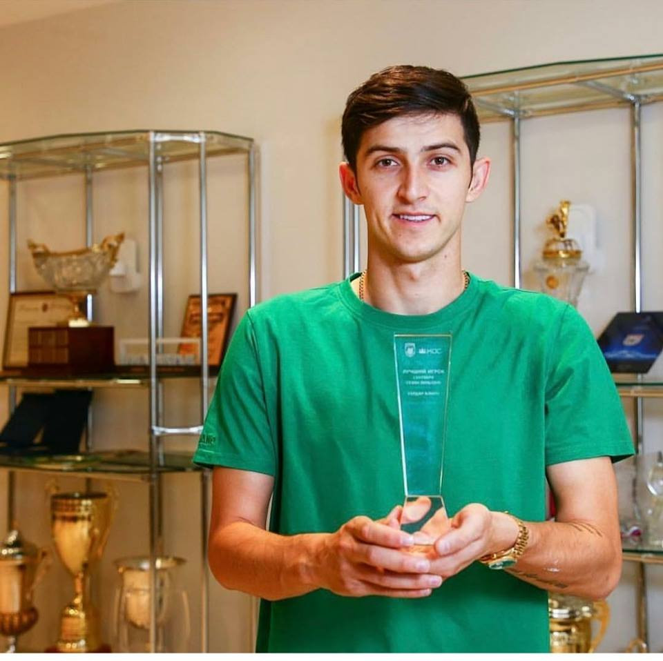 Ngoài thành tích trên sân cỏ, fan hâm mộ đội tuyển Việt Nam chú ý tới Azmoun bằng vẻ ngoài điển trai.