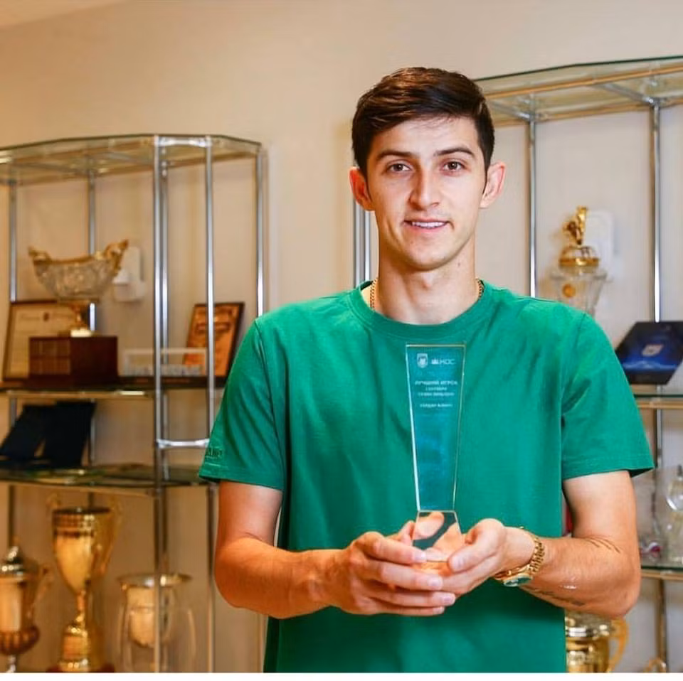 Ngoài thành tích trên sân cỏ, fan hâm mộ đội tuyển Việt Nam chú ý tới Azmoun bằng vẻ ngoài điển trai.