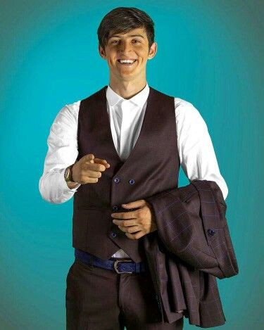 Azmoun nổi lên như một chân sút đáng gờm tại Asian Cup 2015, trước khi chuyển từ Rubin Kazan đến Rostov theo dạng cho mượn ở giải VĐQG Nga.