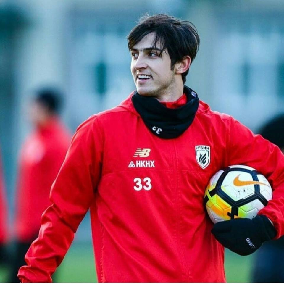 Sardar Azmoun đang chơi cho CLB Rubin Kazan của Nga. Chân sút này năm nay mới 24 tuổi, nhưng đã 41 lần khoác áo đội tuyển quốc gia, đồng thời đã ghi 25 bàn thắng trong sắc áo đội tuyển Iran.