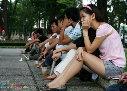 2. Cà phê bệt là điểm cà phê trò chuyện được yêu thích của giới trẻ và dân văn phòng Sài thành. Tên của địa điểm này bắt nguồn từ việc hành động bệt xuống đất để uống nuớc, trò chuyện hay ngắm cảnh. Điểm thú vị của loại hình này là giá mềm, không gian rộng rãi, thoáng mát phong cảnh đẹp. Ảnh: Nguyễn Hà.