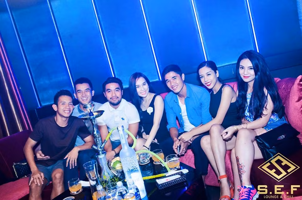 Với bản tính hiền lành và vui vẻ, Thái Dương được đàn em rất nể trọng và thường xuyên ghé thăm cửa hàng để mua sắm cũng như trò chuyện.