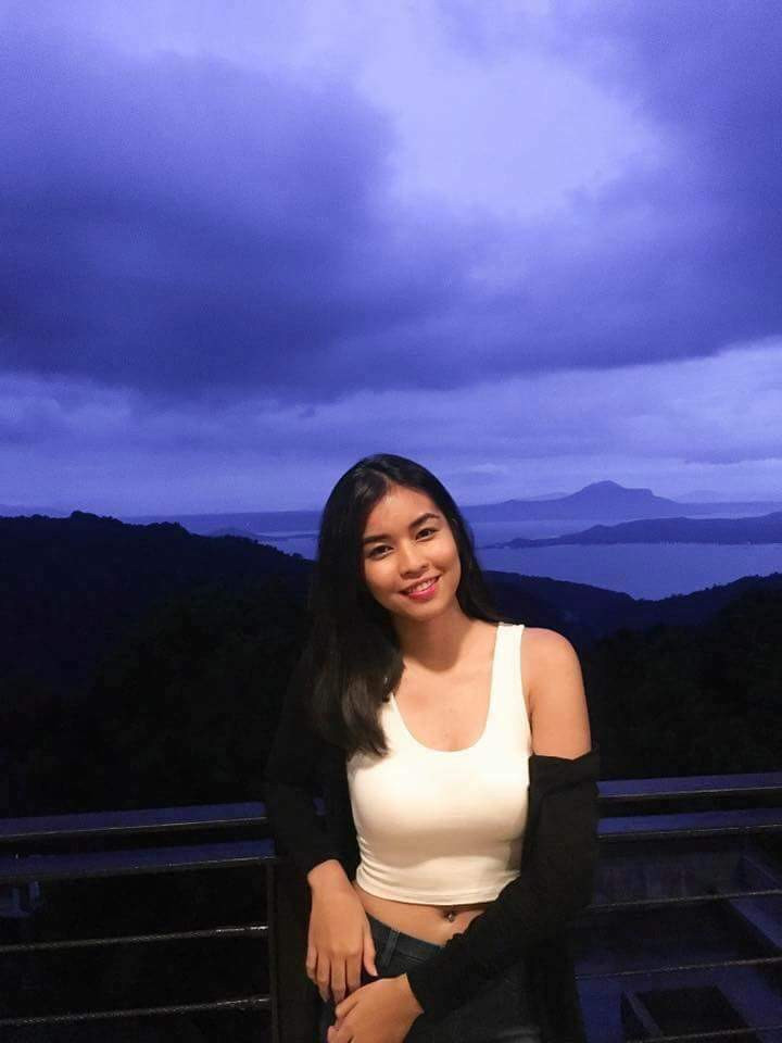 Ngày bé Aleksis là một bé gái đen nhẻm, không có gì đặc biệt. Đến khi mới lớn, bắt đầu vào giai đoạn dậy thì, cơ thể thay đổi mạnh mẽ. Và cuối cùng khi dậy thì kết thúc, hot girl 9X Philippines này đã lột xác hoàn toàn, trở thành một thiếu nữ xinh đẹp, nóng bỏng, gợi cảm.