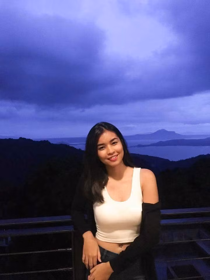 Ngày bé Aleksis là một bé gái đen nhẻm, không có gì đặc biệt. Đến khi mới lớn, bắt đầu vào giai đoạn dậy thì, cơ thể thay đổi mạnh mẽ. Và cuối cùng khi dậy thì kết thúc, hot girl 9X Philippines này đã lột xác hoàn toàn, trở thành một thiếu nữ xinh đẹp, nóng bỏng, gợi cảm.