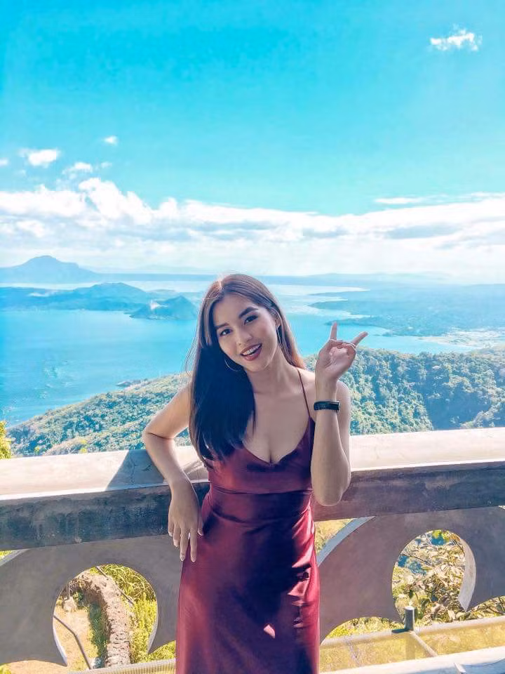 Đặc biệt, sự lột xác thành công của Aleksis còn rạng rỡ hơn nữa khi cô tháo niềng răng và khoe hàm răng cực đẹp, trắng sáng không tì vết của mình.