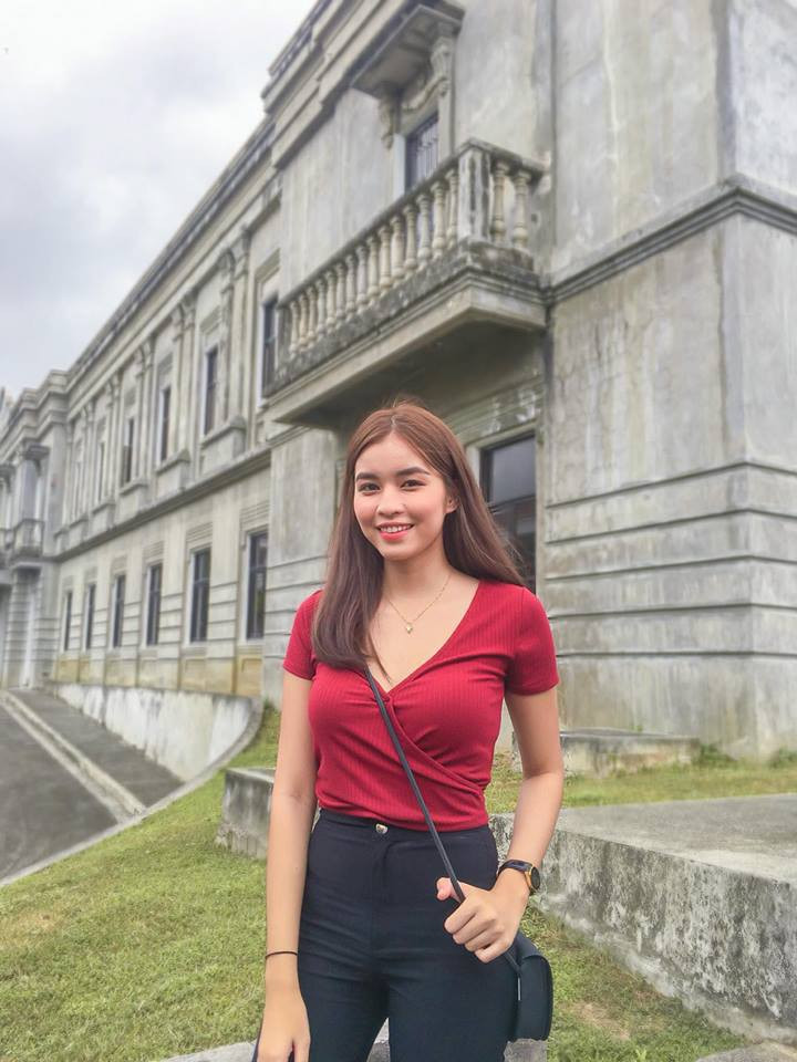 Aleksis là một sinh viên chuẩn bị tốt nghiệp và rất mong muốn được trở thành một tiếp viên hàng không.