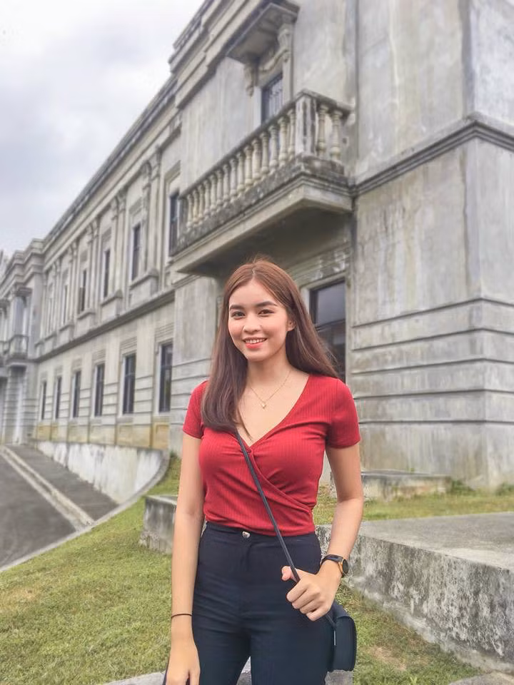 Aleksis là một sinh viên chuẩn bị tốt nghiệp và rất mong muốn được trở thành một tiếp viên hàng không.