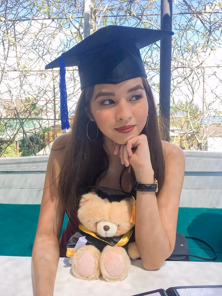 Aleksis hay còn được gọi thân mật là Alex là một sinh viên theo học chuyên ngành Quản lý Du lịch tại Đại học De La Salle, Philippines.