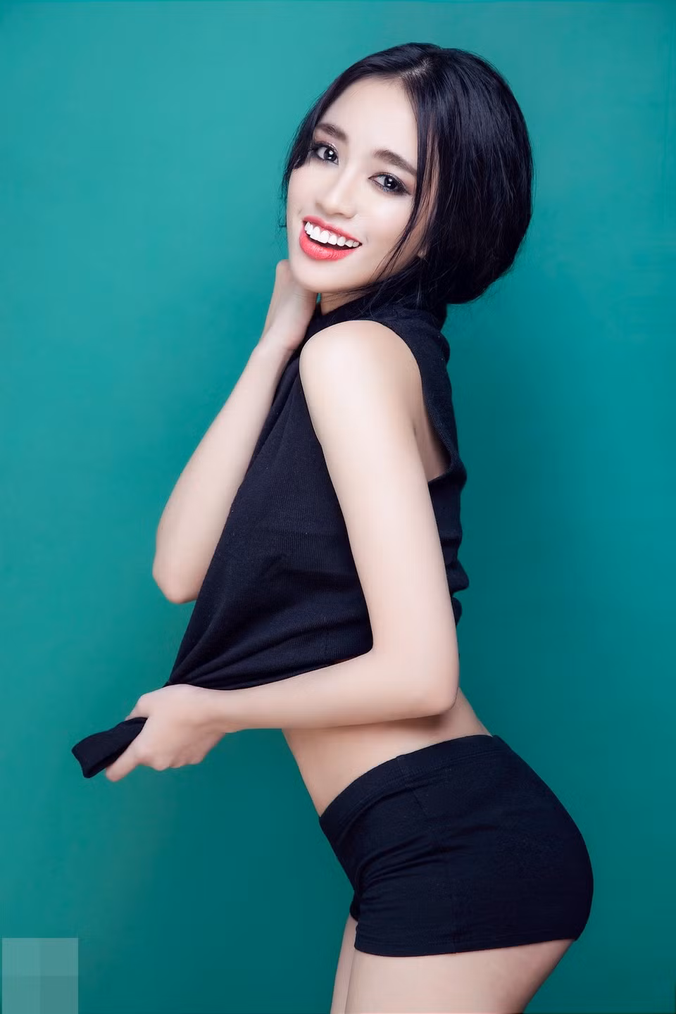 Bên cạnh công việc người mẫu, hiện Donna Nguyễn cũng đang là manager của phòng tập gym mới nổi tại Sài Gòn. Ngoài ra sở thích của cô là ca hát, du lịch.