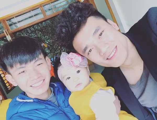 Nếu được hỏi kiểu tóc hot nhất thời điểm hiện tại thì chắc chắn là mái tóc có tên lạ "súp lơ" của thủ thành Bùi Tiến Dũng. Với vẻ bề ngoài mới, các fan nữ lại hết lời khen chàng "soái ca" điển trai.